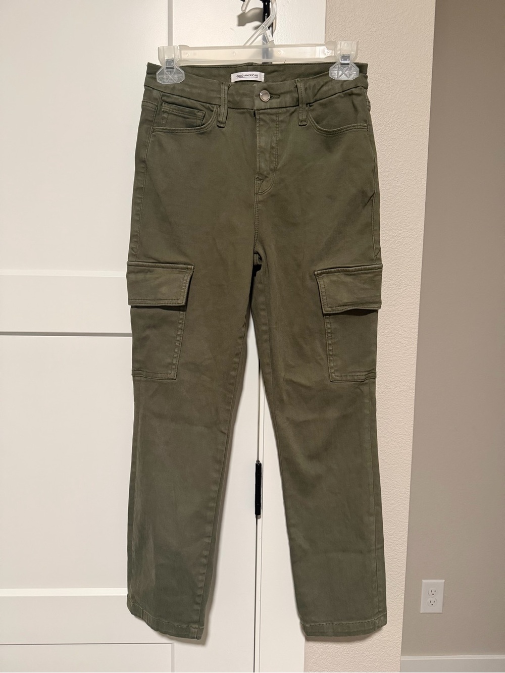 Women’s GOOD AMERICAN 2/25 good legs crop olive jeans